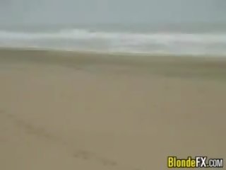 Blondinke punca dobi nag pri a hladno plaža