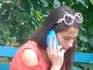 Elizabeth douglas en parque en teléfono con arenoso yardish